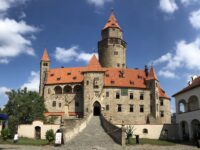 Hrad Bouzov + Litovel   –  jednodenní zájezd