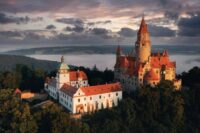 20.9.2025 – hrad Bouzov s návštěvou muzea Olomouckých tvarůžků v Lošticích (jednodenní zájezd)