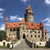 Hrad Bouzov + Litovel   –  jednodenní zájezd